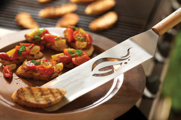 Smal grillspade med mönstrat huvud